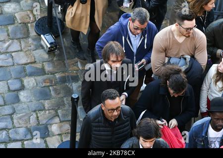 Le candidat dissident de la mairie de Paris du LREM (la République en Marche) Cédric Villani (C) fait la queue pour dire un dernier adieu à l'ancien président français Jacques Chirac alors que le cercueil est en état à la cathédrale Saint-Louis-des-Invalides du complexe commémoratif des Invalides dans le centre de Paris sur 29 septembre 2019. Jacques Chirac est mort sur 26 septembre à l'âge de 86 ans après une longue bataille contre la détérioration de la santé, ce qui a amené des hommages de tous les partis politiques à l'intention d'un homme d'État charismatique qui a dit « non » à la guerre en Irak de 2003. Le Chirac de centre-droit, reconnu même par ses ennemis comme un po canon Banque D'Images