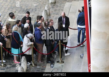 Le candidat dissident de la mairie de Paris du LREM (la République en Marche) Cédric Villani (C) fait la queue pour dire un dernier adieu à l'ancien président français Jacques Chirac alors que le cercueil est en état à la cathédrale Saint-Louis-des-Invalides du complexe commémoratif des Invalides dans le centre de Paris sur 29 septembre 2019. Jacques Chirac est mort sur 26 septembre à l'âge de 86 ans après une longue bataille contre la détérioration de la santé, ce qui a amené des hommages de tous les partis politiques à l'intention d'un homme d'État charismatique qui a dit « non » à la guerre en Irak de 2003. Le Chirac de centre-droit, reconnu même par ses ennemis comme un po canon Banque D'Images