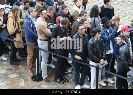 Le candidat dissident de la mairie de Paris du LREM (la République en Marche) Cédric Villani (C) fait la queue pour dire un dernier adieu à l'ancien président français Jacques Chirac alors que le cercueil est en état à la cathédrale Saint-Louis-des-Invalides du complexe commémoratif des Invalides dans le centre de Paris sur 29 septembre 2019. Jacques Chirac est mort sur 26 septembre à l'âge de 86 ans après une longue bataille contre la détérioration de la santé, ce qui a amené des hommages de tous les partis politiques à l'intention d'un homme d'État charismatique qui a dit « non » à la guerre en Irak de 2003. Le Chirac de centre-droit, reconnu même par ses ennemis comme un po canon Banque D'Images