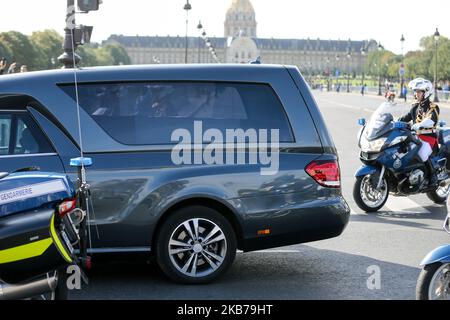 Le corbillard transportant le cercueil de l'ancien président français Jacques Chirac quitte les Invalides (Hôtel des Invalides) pour l'église Saint-Sulpice à Paris pour le service funéraire sur 30 septembre 2019. L'ancien président français Jacques Chirac est mort sur 26 septembre 2019 à l'âge de 86 ans. (Photo de Michel Stoupak/NurPhoto) Banque D'Images