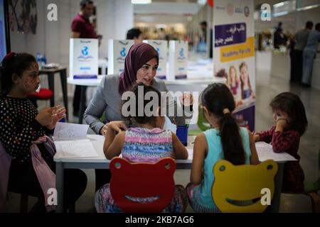 Les visiteurs de la Foire internationale du livre Arabi d’Istanbul, à laquelle plus de 200 maisons d’édition de 15 pays, dont la Turquie, l’Iran et les pays arabes, participent au slogan «œThe Book nous apporte togetherâ€ 29 septembre 2019(photo de Mamen Faiz/NurPhoto) Banque D'Images