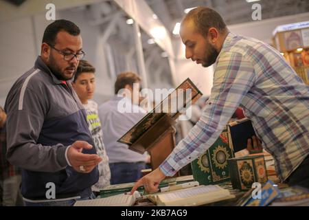 Les visiteurs de la Foire internationale du livre Arabi d’Istanbul, au cours de laquelle plus de 200 maisons d’édition de 15 pays, dont la Turquie, l’Iran et les pays arabes, participent au slogan « le livre nous rassemble » 29 septembre 2019 (photo de Mamen Faiz/NurPhoto) Banque D'Images