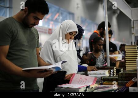 Les visiteurs de la Foire internationale du livre Arabi d’Istanbul, à laquelle plus de 200 maisons d’édition de 15 pays, dont la Turquie, l’Iran et les pays arabes, participent au slogan «œThe Book nous apporte togetherâ€ 29 septembre 2019(photo de Mamen Faiz/NurPhoto) Banque D'Images