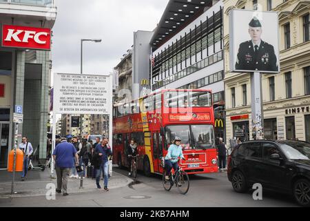 Site commémoratif Checkpoint Charlie à Berlin, en Allemagne, le 26th septembre 2019. Checkpoint Charlie était le point de passage le plus connu du mur de Berlin entre Berlin-est et Berlin-Ouest pendant la Guerre froide. (Photo de Beata Zawrzel/NurPhoto) Banque D'Images