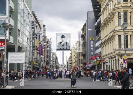 Site commémoratif Checkpoint Charlie à Berlin, en Allemagne, le 26th septembre 2019. Checkpoint Charlie était le point de passage le plus connu du mur de Berlin entre Berlin-est et Berlin-Ouest pendant la Guerre froide. (Photo de Beata Zawrzel/NurPhoto) Banque D'Images