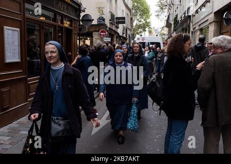 Des personnes anonymes qui n'ont pas pu accéder à l'esplanade de l'église Saint-Sulpice assistent à la cérémonie officielle d'hommage à l'ancien président en regardant la messe sur les écrans de télévision dans les bars et les environs le lundi 30 septembre 2019 et 4 jours après la mort de l'ancien président De la République Jacques Chirac à son domicile le 26 septembre 2019, pour assister à la cérémonie solennelle en hommage à Jacques Chirac à l'église Saint-Sulpice à Paris. Des hommes politiques et des personnes anonymes se sont réunis autour de l'église pour participer à ce dernier hommage public. (Photo de Samuel Boivin/NurPhoto) Banque D'Images