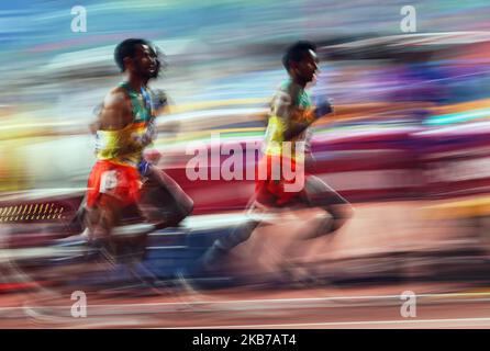 Muktar Edris d'Éthiopie et Telahun Haile Bekele d'Éthiopie en compétition au mètre 5000 pour les hommes lors des Championnats du monde d'athlétisme de l'IAAF 17th au stade Khalifa de Doha, au Qatar, sur 30 septembre 2019. (Photo par Ulrik Pedersen/NurPhoto) Banque D'Images