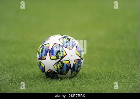 Ligue des champions de l'UEFA 2019-2020 balle officielle, sur le terrain avant le match, valide pour la Ligue des champions de l'UEFA 2019-2020, Groupe F, 1^ rencontre entre le FC Inter et la SK Slavia Praha au stade San Siro - Giuseppe Meazza sur 17 septembre 2019 à Milan, Italie. (Photo par Omar Bai/NurPhoto) Banque D'Images