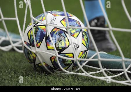 Ligue des champions de l'UEFA 2019-2020 balle officielle, sur le terrain avant le match, valide pour la Ligue des champions de l'UEFA 2019-2020, Groupe F, 1^ rencontre entre le FC Inter et la SK Slavia Praha au stade San Siro - Giuseppe Meazza sur 17 septembre 2019 à Milan, Italie. (Photo par Omar Bai/NurPhoto) Banque D'Images