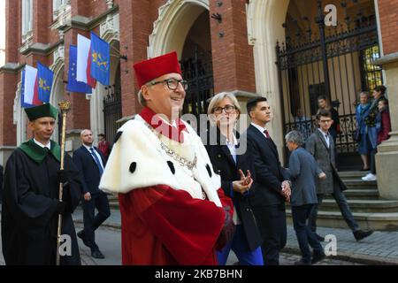 Wojciech Nowak (Centre), le recteur de l'Université de Jagiellonian, et d'autres professeurs de pendant une journée d'ouverture traditionnelle marche du Collegium Maius au maximum de l'Auditorium, pendant l'inauguration 656th de l'année académique 2019/20. Mardi, 1 octobre 2019, à Cracovie, en Pologne. (Photo par Artur Widak/NurPhoto) Banque D'Images