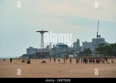 Les personnes jouant au volley-ball sur la plage de Coney Island lors d'une soirée à ciel ouvert Banque D'Images