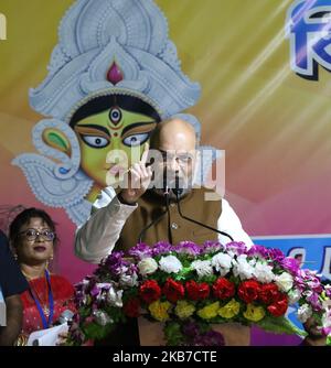 Le ministre de l'intérieur de l'Union et président national du BJP, Amit Shah, lors de l'inauguration d'une communauté Durga Puja Pandal dans le Bengale occidental pour la première fois à Kolkata, Inde, le mardi 1st octobre 2019 . Le festival Durga Puja marque la victoire de la déesse Durga sur le démon maléfique de buffle Mahishasura . Ainsi, le festival Durga Puja incarne la victoire du bien sur le mal. (Photo de Sonali Pal Chaudhury/NurPhoto) Banque D'Images