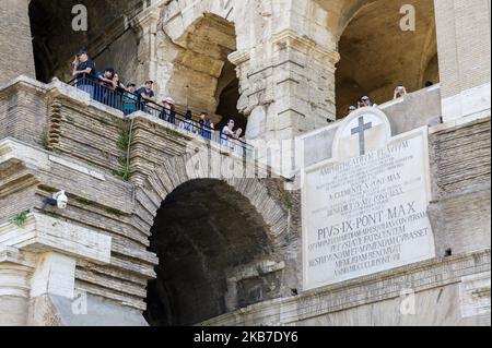 Le Colisée romain, ou Colisée, est vu à Rome, en Italie, sur 18 juillet 2019. L'énorme amphithéâtre en pierre, un exploit d'ingénierie remarquable, a été commandé autour de A.D. 70-72 par l'empereur Vespasien de la dynastie Flavian comme un cadeau au peuple romain. En 80, le Colisée a été ouvert. Il est maintenant connu comme l'une des sept merveilles du monde. (Photo de Patrick Gorski/NurPhoto) Banque D'Images