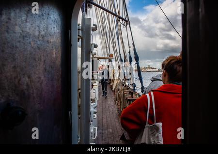 Certains activistes sont vus à pied autour du bateau d'où ils vont naviguer jusqu'à COP25 au Chili. Amsterdam, 2 octobre 2019. (Photo par Romy Arroyo Fernandez/NurPhoto) Banque D'Images