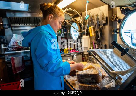 Deux activistes du climat sont vus cuisiner dans la cuisine du bateau d'où ils vont naviguer jusqu'à COP25 au Chili. Amsterdam, 2 octobre 2019. (Photo par Romy Arroyo Fernandez/NurPhoto) Banque D'Images