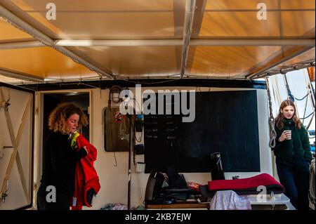 Certains activistes travaillent autour du bateau d'où ils vont naviguer jusqu'à COP25 au Chili. Amsterdam, 2 octobre 2019. (Photo par Romy Arroyo Fernandez/NurPhoto) Banque D'Images