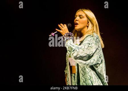 Julia Michaels, chanteuse et compositrice américaine, se produit en direct à fabrique sur 02 octobre 2019 à Milan, en Italie. Elle a commencé sa carrière comme auteur-compositeur de musique pop, penning des morceaux qui ont été enregistrés par Selena Gomez, demi Lovato, Fifth Harmony, Shawn Mendes, Britney Spears, Justin Bieber, Hailee Steinfeld et Gwen Stefani. Michaels a sorti son premier single solo avec Republic Records en 2017, 'issues', qui a atteint le numéro 11 sur le Billboard Hot 100 aux États-Unis, a été certifiée triple platine par l'Association de l'industrie de l'enregistrement de l'Amérique (RIAA), et a reçu son Grammy Award nomina Banque D'Images