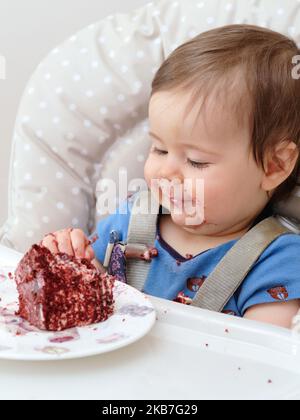 fête du premier anniversaire et temps de manger un gâteau pour ce petit garçon Banque D'Images