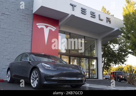 Les véhicules de Tesla sont exposés dans un magasin de Tesla à Palo Alto, Californie, États-Unis sur 3 octobre 2019. Les actions de Telsa Inc. Ont chuté de plus de 4 pour cent jeudi, après une baisse par rapport aux livraisons prévues pour le trimestre de 3rd. (Photo par Yichuan Cao/NurPhoto) Banque D'Images