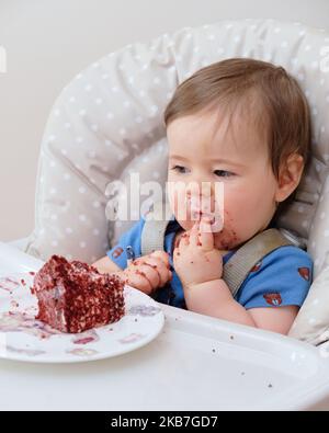 fête du premier anniversaire et temps de manger un gâteau pour ce petit garçon Banque D'Images