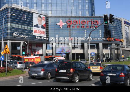 Une affiche de campagne du Parti droit et justice avec un candidat de Rzeszow, Marcin Warchol, a vu la façade avant de Galeria Rzeszow. Les prochaines élections législatives polonaises auront lieu sur 13 octobre 2019. Les 460 membres du Sejm et les 100 sénateurs seront élus. Jeudi, 3 octobre 2019, à Rzeszow, Pologne. (Photo par Artur Widak/NurPhoto) Banque D'Images