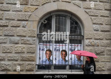 Une dame passe devant une affiche de campagne du Parti de la coalition civique avec un candidat Ireneusz Ras, vu sur 30 mai dans le centre de Cracovie. Les prochaines élections législatives polonaises auront lieu sur 13 octobre 2019. Les 460 membres du Sejm et les 100 sénateurs seront élus. Jeudi, 3 octobre 2019, à Rzeszow, Pologne. (Photo par Artur Widak/NurPhoto) Banque D'Images