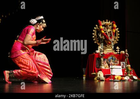 La danseuse tamoul Bharatnatyam interprète une danse expressive pendant son Arangetram à Scarborough, Ontario, Canada. Le Bharatnatyam Arangegram est la cérémonie de remise des diplômes où la danseuse exécute sa première performance publique sur scène solo après avoir terminé des années de formation rigoureuse. (Photo de Creative Touch Imaging Ltd./NurPhoto) Banque D'Images