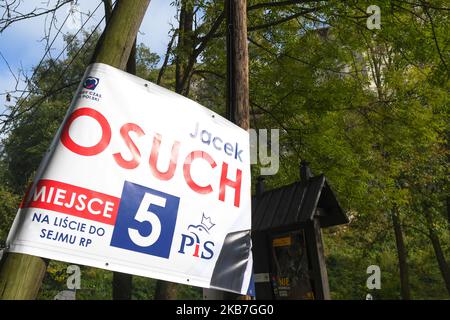 Une affiche de campagne du Parti droit et justice avec un candidat d'Olkusz, Jacek Osech, vu à 28 mai à l'extérieur du château d'Ojcow, près de Cracovie. Les prochaines élections législatives polonaises auront lieu sur 13 octobre 2019. Les 460 membres du Sejm et les 100 sénateurs seront élus. Jeudi, 3 octobre 2019, à Rzeszow, Pologne. (Photo par Artur Widak/NurPhoto) Banque D'Images