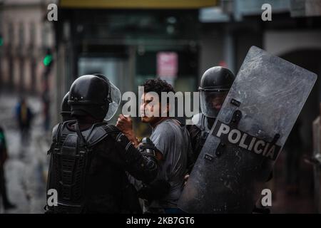 Des manifestants protestent contre l'élimination des subventions au carburant à Quito, en Équateur, au sujet de 4 octobre 2019. Une grève nationale des travailleurs des transports et des chauffeurs de taxi contre l'élimination des subventions au carburant a conduit à des manifestations et à des violences antigouvernementales. Mardi, le gouvernement a éliminé les subventions au carburant, il y a quatre décennies, dans le cadre d'un accord avec le Fonds monétaire international (FMI) pour obtenir des prêts. (Photo de Rafael Rodriguez/NurPhoto) Banque D'Images