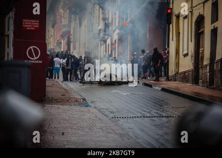 Des manifestants protestent contre l'élimination des subventions au carburant à Quito, en Équateur, au sujet de 4 octobre 2019. Une grève nationale des travailleurs des transports et des chauffeurs de taxi contre l'élimination des subventions au carburant a conduit à des manifestations et à des violences antigouvernementales. Mardi, le gouvernement a éliminé les subventions au carburant, il y a quatre décennies, dans le cadre d'un accord avec le Fonds monétaire international (FMI) pour obtenir des prêts. (Photo de Rafael Rodriguez/NurPhoto) Banque D'Images