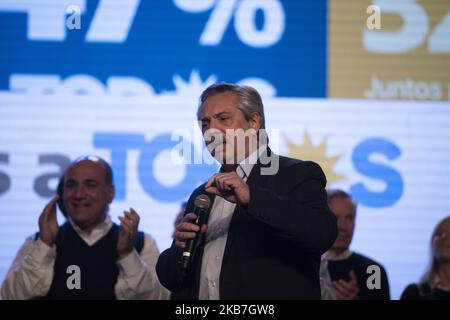 Le candidat à la présidence Alberto Fernandez s'entretient avec des partisans au siège du parti ''Frente de Todos'' lors des primaires ouvertes simultanées et obligatoires (PASO) sur 12 août 2019, à Buenos Aires, en Argentine. (Photo par Matias Baglietto/NurPhoto) Banque D'Images