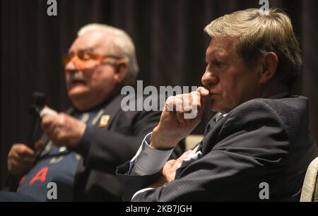 (G-D) Lech Walesa et Jerzy Balcerowicz, vus lors d'une réunion publique à l'hôtel Bristol de Rzeszow. Il y a trente-six ans, le October5 1983, Lech Walesa, le leader de Solidarnosc à l’époque, le premier syndicat indépendant de Pologne, a reçu le prix Nobel de la paix pour sa campagne pour la liberté d’organisation. Vendredi, 4 octobre 2019, à Rzeszow, Pologne. (Photo par Artur Widak/NurPhoto) Banque D'Images