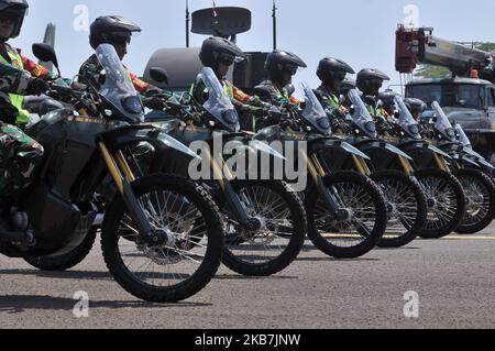 Des soldats des Forces armées nationales indonésiennes (TNI) ont monté des véhicules de combat lors du défilé de célébration de 74th à la base aérienne de Halim Perdanakusuma, Jakarta, octobre 5,2019. TNI montre divers types d'équipement de système de défense principal, comme les chars, et d'autres. (Photo de Dasril Roszandi/NurPhoto) Banque D'Images