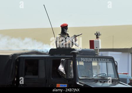 Des soldats des Forces armées nationales indonésiennes (TNI) ont monté des véhicules de combat lors du défilé de célébration de 74th à la base aérienne de Halim Perdanakusuma, Jakarta, octobre 5,2019. TNI montre divers types d'équipement de système de défense principal, comme les chars, et d'autres. (Photo de Dasril Roszandi/NurPhoto) Banque D'Images