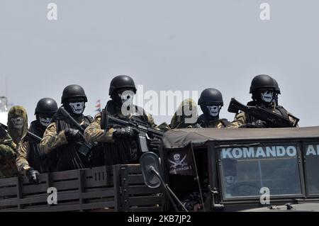 Des soldats des Forces armées nationales indonésiennes (TNI) ont monté des véhicules de combat lors du défilé de célébration de 74th à la base aérienne de Halim Perdanakusuma, Jakarta, octobre 5,2019. TNI montre divers types d'équipement de système de défense principal, comme les chars, et d'autres. (Photo de Dasril Roszandi/NurPhoto) Banque D'Images