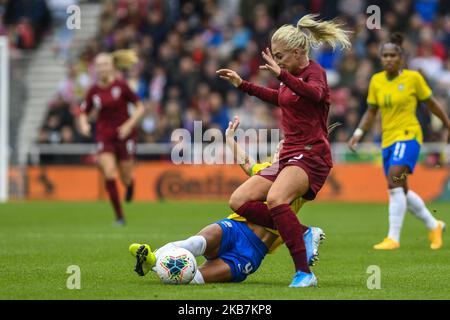 Alex Greenwood d'Angleterre femmes est affrontée par Oliveira Debora de femmes du Brésil lors du match international amical entre les femmes d'Angleterre et les femmes du Brésil au stade Riverside, Middlesbrough, le samedi 5th octobre 2019. (Photo par IAM Burn/MI News/NurPhoto) Banque D'Images