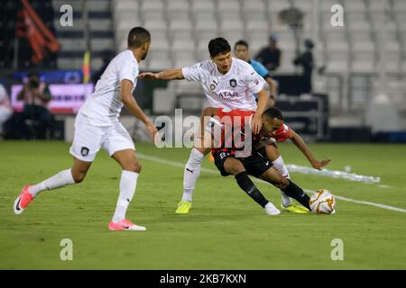 Mohammed Al-Alawi se bat pour le ballon avec Jung Woo-Young pendant le match de la Ligue des étoiles du Qatar entre Al Sadd et Al Rayyan sur 5 octobre 2019 au stade Jassim Bin Hamad à Doha, au Qatar. Résultat final: Al Sadd 2-4 Al Rayyan (photo de Simon Holmes/NurPhoto) Banque D'Images