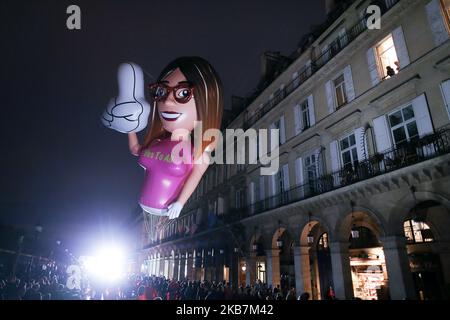 Des plates-formes artistiques conçues par des artistes contemporains circulent rue de Rivoli, devant le Musée du Louvre à Paris, sur 5 octobre 2019, lors du festival d'art nocturne « nuit Blanche ». Chaque premier samedi d'octobre, cet événement invite à voir la ville d'une manière différente, la nuit, éclairée par des néons et d'autres lumières. Dans toutes les parties de la ville, les artistes proposent des installations, des expositions, des concerts, des sentiers, décors et créations qui explorent toutes les facettes de l'art contemporain et offrent une nouvelle vue sur la ville. La nuit Blanche a été organisée pour la première fois en 2002, et comme la « Fête de la M Banque D'Images