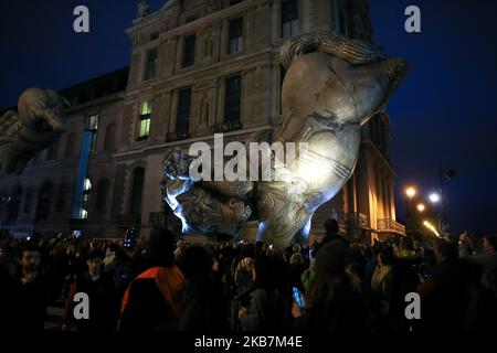 Des plates-formes artistiques conçues par des artistes contemporains circulent rue de Rivoli, devant le Musée du Louvre à Paris, sur 5 octobre 2019, lors du festival d'art nocturne « nuit Blanche ». Chaque premier samedi d'octobre, cet événement invite à voir la ville d'une manière différente, la nuit, éclairée par des néons et d'autres lumières. Dans toutes les parties de la ville, les artistes proposent des installations, des expositions, des concerts, des sentiers, décors et créations qui explorent toutes les facettes de l'art contemporain et offrent une nouvelle vue sur la ville. La nuit Blanche a été organisée pour la première fois en 2002, et comme la « Fête de la M Banque D'Images