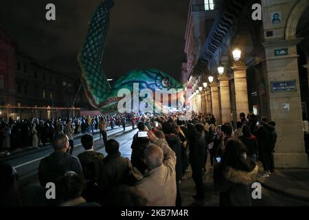 Des plates-formes artistiques conçues par des artistes contemporains circulent rue de Rivoli, devant le Musée du Louvre à Paris, sur 5 octobre 2019, lors du festival d'art nocturne « nuit Blanche ». Chaque premier samedi d'octobre, cet événement invite à voir la ville d'une manière différente, la nuit, éclairée par des néons et d'autres lumières. Dans toutes les parties de la ville, les artistes proposent des installations, des expositions, des concerts, des sentiers, décors et créations qui explorent toutes les facettes de l'art contemporain et offrent une nouvelle vue sur la ville. La nuit Blanche a été organisée pour la première fois en 2002, et comme la « Fête de la M Banque D'Images