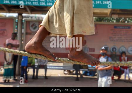 Un artiste indien sur une corde raide lors d'un spectacle de rue à New Delhi, Inde, le 06 octobre 2019 (photo de Nasir Kachroo/NurPhoto) Banque D'Images