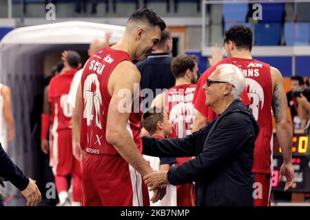 Luis Scola d'AX Armani Exchange Olimpia Milan et Giorgio Armani propriétaire d'AX Armani Exchange Olimpia Milan pendant le LBA Lega basket A entre AX Armani Exchange Milan et Pallacanestro Trieste à Allianz Cloud Palalido Milan sur 06 octobre 2019 à Milan, Italie. (Photo de Giuseppe Cottini/NurPhoto) Banque D'Images