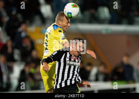 Simone Padoin d'Ascoli Calcio 1898 FC bataille pour le ballon avec Matteo Ciofani de Pescara Calcio 1936 pendant le match italien série B 2019/2020 entre Ascoli Calcio 1898 FC et Pescara Calcio 1936 au Stadio Cino e Lillo Del Duca sur 06 octobre 2019 à Ascoli Piceno, Italie. (Photo de Danilo Di Giovanni/NurPhoto) Banque D'Images