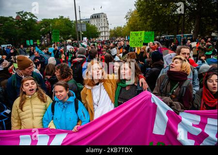 Pendant 2 semaines, la rébellion de l'extinction et les mouvements alliés se rassembleront dans les grandes villes du monde entier et continueront de se rebeller contre les gouvernements du monde pour leur inaction criminelle sur la crise climatique et écologique le 7 octobre 2019 à Amsterdam, pays-Bas. Les activistes climatiques XR à Amsterdam vont organiser un blocus à grande échelle de plusieurs jours sur le Museumbrug, devant le Rijksmuseum. Dès le début de la matinée, des centaines d'activistes du XR ont manifesté sur le pont, où il y avait une présence policière visible. Le groupe environnemental extinction rébellion veut le gouvernement néerlandais Banque D'Images