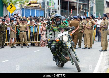 Les commandos de l'unité de moto du Groupe spécial de police sri-lankais patrouillent dans une rue près de la commission électorale à Colombo (7 octobre 2019). L'élection présidentielle du Sri Lanka prévue à 16 novembre (photo d'Akila Jayawardana/NurPhoto) Banque D'Images