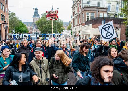 Pendant 2 semaines, la rébellion de l'extinction et les mouvements alliés se rassembleront dans les grandes villes du monde entier et continueront de se rebeller contre les gouvernements du monde pour leur inaction criminelle sur la crise climatique et écologique le 7 octobre 2019 à Amsterdam, pays-Bas. Les activistes climatiques XR à Amsterdam vont organiser un blocus à grande échelle de plusieurs jours sur le Museumbrug, devant le Rijksmuseum. Dès le début de la matinée, des centaines d'activistes du XR ont manifesté sur le pont, où il y avait une présence policière visible. Le groupe environnemental extinction rébellion veut le gouvernement néerlandais Banque D'Images