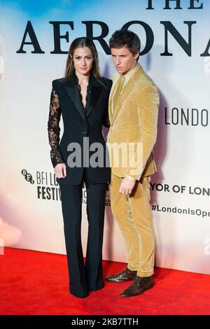 Hannah Bagshawe et Eddie Redmayne assistent à la première du film britannique « les Aeronautes » à Odeon Luxe, Leicester Square, lors du BFI London film Festival Mayor of London Gala 63rd, le 07 octobre 2019 à Londres, en Angleterre. (Photo de Wiktor Szymanowicz/NurPhoto) Banque D'Images