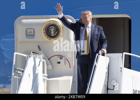 Le président américain Donald Trump arrive à l'aérodrome fédéral de Moffett, à Mountain View, en Californie, sur 17 septembre 2019. Trump assiste à une table ronde avec des partisans et un déjeuner du comité de collecte de fonds à Portola Valley, en Californie. (Photo par Yichuan Cao/NurPhoto) Banque D'Images