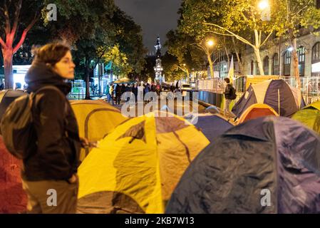 Des activistes verts se tiennent sur le camp où des dizaines de tentes ont été installées, situées entre la place du Châtelet et l'Hôtel de ville, le lundi 7 octobre 2019, lorsque plusieurs centaines d'activistes écologistes membres du mouvement international extinction Rebellion (XR ) A lancé l'occupation de la place du Châtelet et du Pont au changement à Paris afin d'alerter la population et les autorités françaises et internationales sur l'urgence climatique que rencontrent les gouvernements en situation d'inaction face au réchauffement climatique. Cette action s'inscrit dans le cadre de la semaine internationale d'action, Rebellion Int Banque D'Images