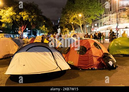 Des activistes verts se tiennent sur le camp où des dizaines de tentes ont été installées, situées entre la place du Châtelet et l'Hôtel de ville, le lundi 7 octobre 2019, lorsque plusieurs centaines d'activistes écologistes membres du mouvement international extinction Rebellion (XR ) A lancé l'occupation de la place du Châtelet et du Pont au changement à Paris afin d'alerter la population et les autorités françaises et internationales sur l'urgence climatique que rencontrent les gouvernements en situation d'inaction face au réchauffement climatique. Cette action s'inscrit dans le cadre de la semaine internationale d'action, Rebellion Int Banque D'Images